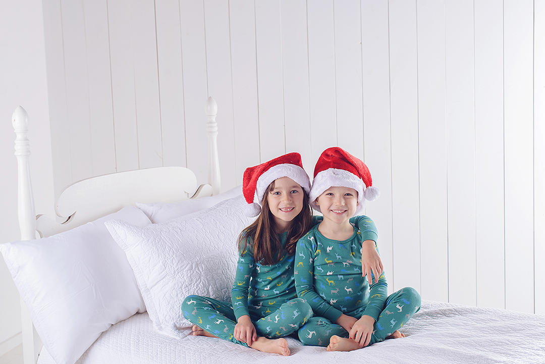 Children sitting on bed, posing for photo in all-white studio | St. Louis Mini Session Photographer | Fresh Art Photography | Jodie Allen